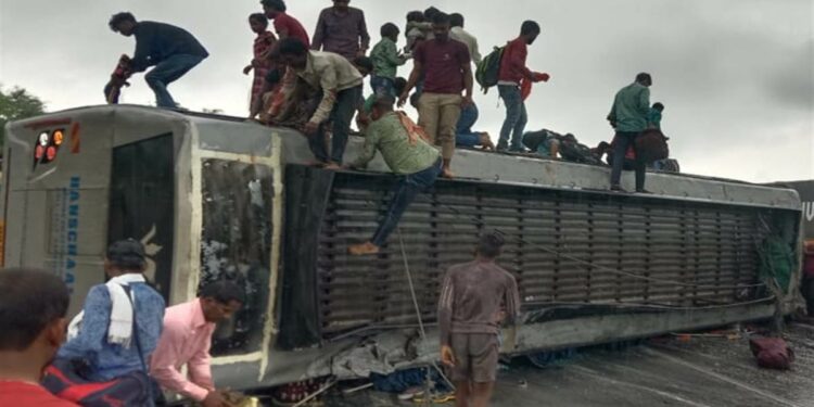 “राजनांदगांव में यात्री बस पलटी, महिला-बच्चे सहित 20 लोग थे सवार….”