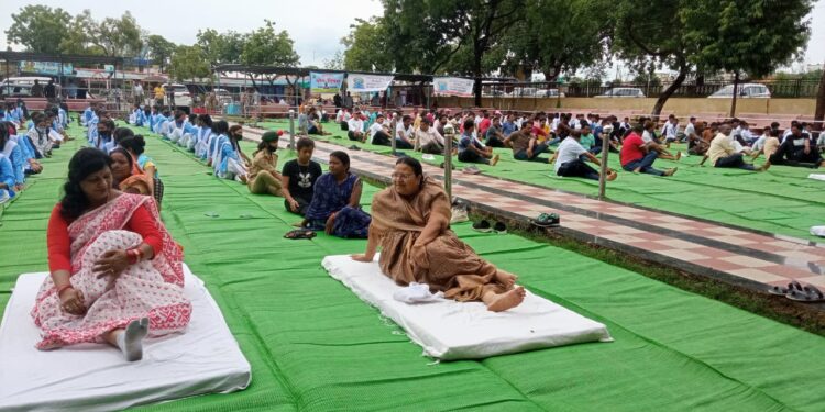 अंतरराष्ट्रीय योग दिवस पर महिला एवं बाल विकास तथा समाज कल्याण मंत्री श्रीमती अनिला भेंड़िया,  जिला स्तरीय योग कार्यक्रम का शुभारंभ किया गया