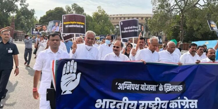 “अग्निवीर के खिलाफ कांग्रेस नेताओं ने राष्ट्रपति भवन तक किया मार्च, कहा- वापस लें योजना…..”