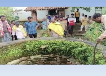 कोरबा में दो मासूम बच्चों को गोद में लेकर कुएं में कूद गई मां, तीनों की मौत