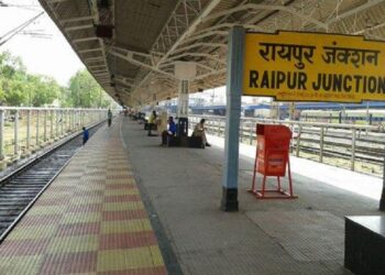 Raipur breaking : ट्रैन में अचानक से लगी आग, सैकड़ो यात्रियों को कोच से बाहर निकाल दूसरे कोच में किया गया शिफ्ट, जाने क्या है पूरा मामला