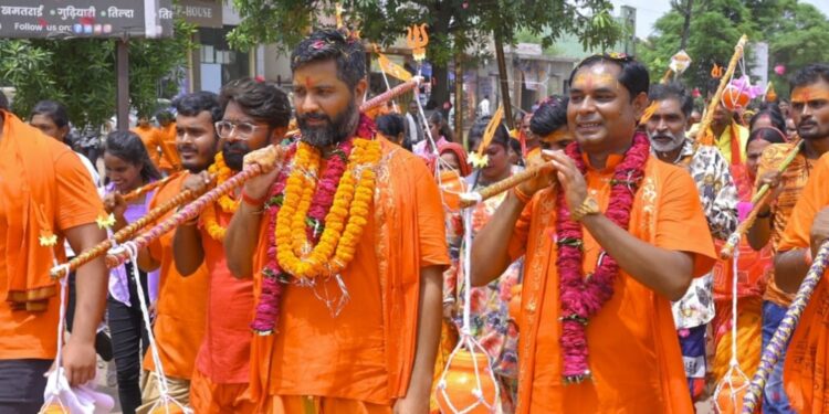 चरोदा के प्राचीन कुआँ से देवबलौदा तक निकली काँवड़ यात्रा महापौर निर्मल कोसरे और पूर्व सीएम के पुत्र चैतन्य बघेल ने किया जलाभिषेक