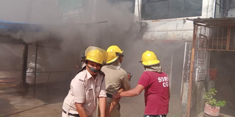 घर दुकान में लगी आग दमकल कर्मियों ने जानमाल की हानि से बचाया