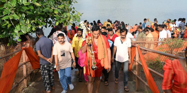 सावन के चौथे सोमवार विधायक देवेंद्र सँग चले काँवड़िये हजार
