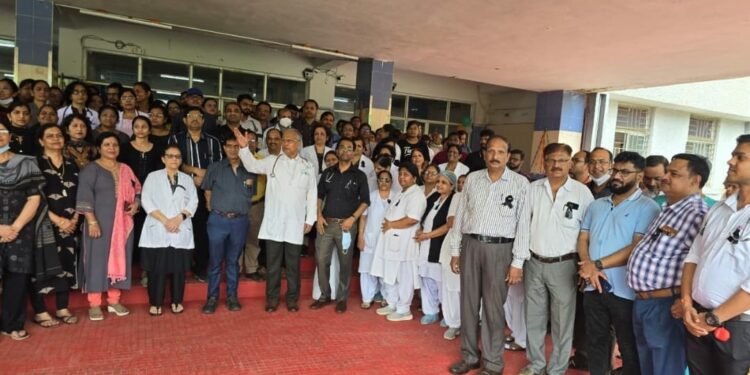 कोलकाता महिला डॉक्टर की हत्या एवं डॉक्टर्स से मारपीट के विरोध में जिले के सभी डॉक्टर रहेंगे हड़ताल पर