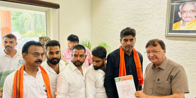 रूंगटा महाविद्यालय में चल रही नॉन अटेंडिंग अवैध वसूली, प्रबंधन के खिलाफ छात्रों ने खोला मोर्चा