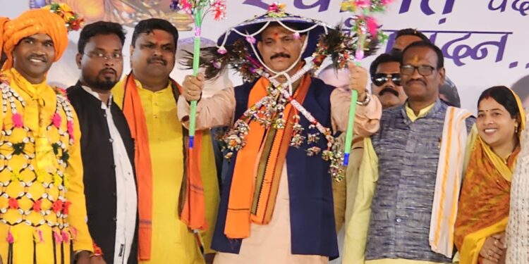 यादव समाज के शोभायात्रा में पहुंचे स्वास्थ्य मंत्री