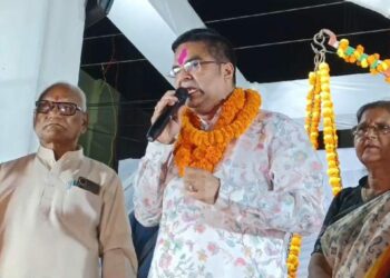 हटा दी गई शराब दुकान तो लोग हुए ख़ुशी से गदगद लड्डूओं से तौल दिए गए विधायक रिकेश