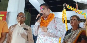 हटा दी गई शराब दुकान तो लोग हुए ख़ुशी से गदगद लड्डूओं से तौल दिए गए विधायक रिकेश