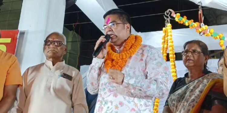 हटा दी गई शराब दुकान तो लोग हुए ख़ुशी से गदगद लड्डूओं से तौल दिए गए विधायक रिकेश