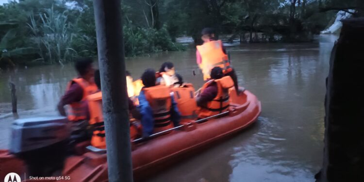 शिवनाथ नदी का बढ़ा जलस्तर, जलमग्न हुए गाँव, एसडीआरएफ टीम का रेसक्यू ऑपरेशन जारी