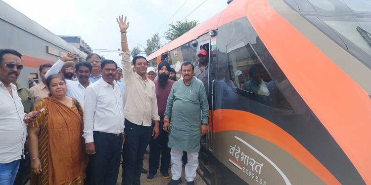 अत्याधुनिक सुविधाओं से लैस वन्दे भारत एक्सप्रेस, 16 को पीएम मोदी देंगे सौगात, सांसद विजय बघेल ने किया निरिक्षण…