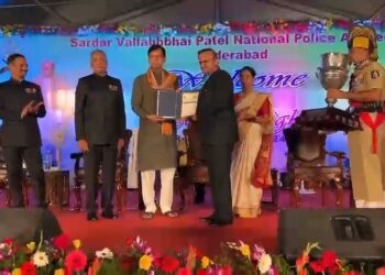 पीएम सिल्वर कप ट्रॉफी से सम्मानित हुए दुर्ग रेंज आईजी राम गोपाल गर्ग किया पूरे देश में छत्तीसगढ़ का नाम रोशन पुलिस विभाग में हर्ष का माहौल