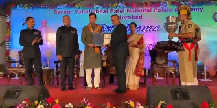 पीएम सिल्वर कप ट्रॉफी से सम्मानित हुए दुर्ग रेंज आईजी राम गोपाल गर्ग किया पूरे देश में छत्तीसगढ़ का नाम रोशन पुलिस विभाग में हर्ष का माहौल