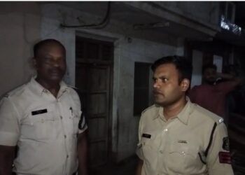 गोल्ड सिल्वर फैक्ट्री में लगी आग लपटों में घिरे तीन लोग आरक्षकों ने बचाई जान