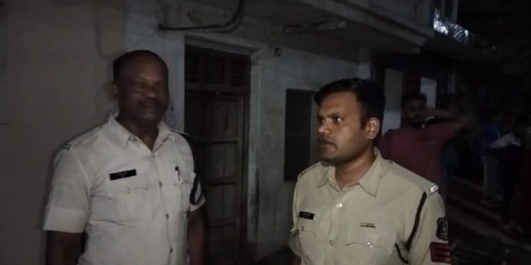 गोल्ड सिल्वर फैक्ट्री में लगी आग लपटों में घिरे तीन लोग आरक्षकों ने बचाई जान