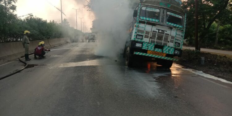 सुबह-सुबह चलती ट्रक में लगी आग