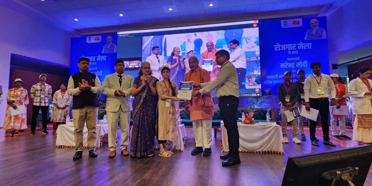 पीएम मोदी ने युवाओ को बांटे 51000 नियुक्ति पत्र दी उज्जवल भविष्य की शुभकामनाएं