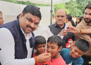 विधायक गजेंद्र यादव ने बच्चों को कराया आयुर्वेद स्वर्णप्राशन