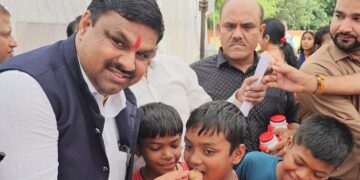 विधायक गजेंद्र यादव ने बच्चों को कराया आयुर्वेद स्वर्णप्राशन