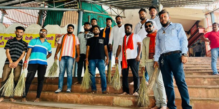 नवरात्रि के पहले भारतीय जनता युवा मोर्चा के कार्यकर्ताओं ने डोंगरगढ़ में मनाया सेवा पखवाड़ा