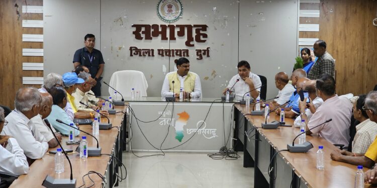 विधायक गजेन्द्र यादव एवं सीनियर सिटीजन के बीच संवाद बड़े बुज़ुर्गोँ के आशीर्वाद से मिलती है सफलता और अनुभवों से प्रेरणा