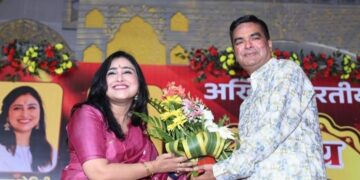 वैशाली नगर के लोकांगन में देर रात तक काव्य प्रेमी हंसी ठहाकों की महफ़िल से हुए सराबोर