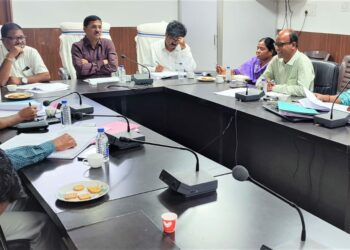 अधिकारियों और ठेकेदारों की समीक्षा बैठक~सीएसपीडीसीएल