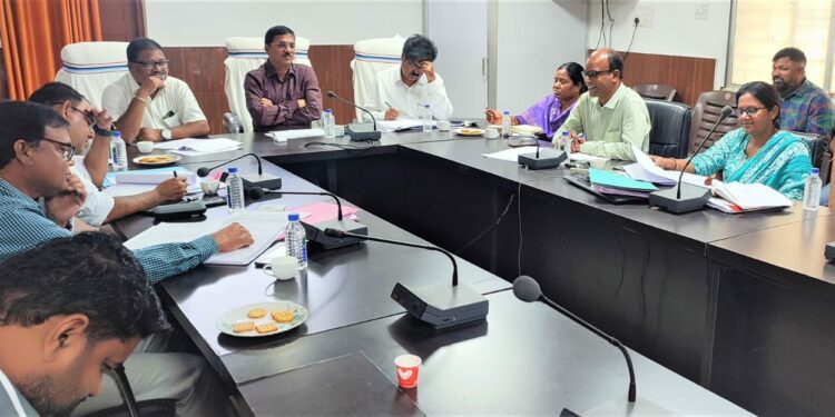 अधिकारियों और ठेकेदारों की समीक्षा बैठक~सीएसपीडीसीएल