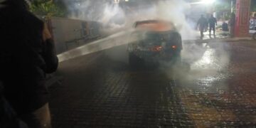 कार में लगी आग दमकल कर्मियों की सूझ-बूझ से बड़ी दुर्घटना टली