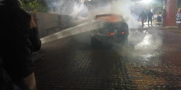 कार में लगी आग दमकल कर्मियों की सूझ-बूझ से बड़ी दुर्घटना टली