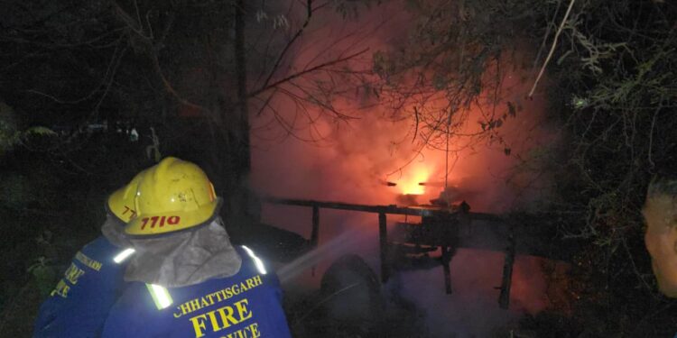 ट्रक में लगी आग पर दमकल दुर्ग की टीम ने पाया काबू