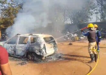 मैत्री बाग के पार्किंग में खड़ी कार जली