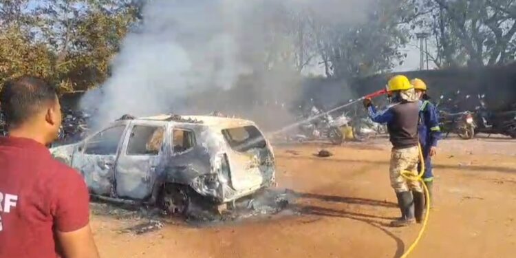 मैत्री बाग के पार्किंग में खड़ी कार जली