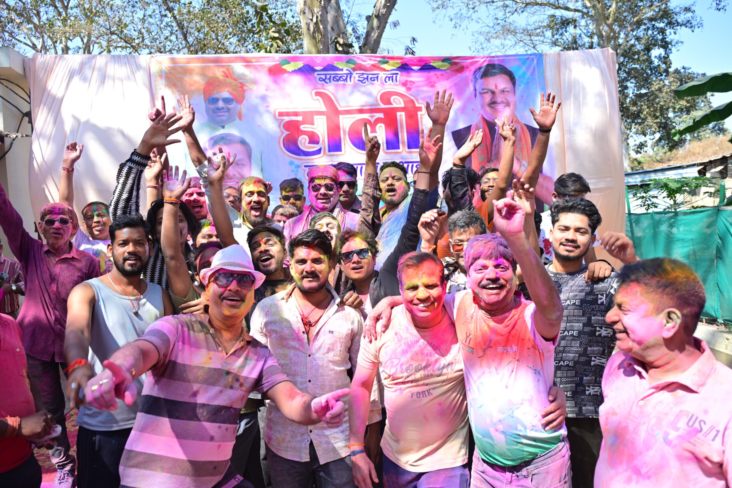 सेवा सदन दुर्ग में होली की धूम, शिक्षा मंत्री ने गाए फाग गीत और समर्थकों ने उड़ाया गुलाल