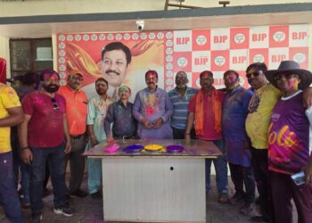 🎨 सांसद निवास सेक्टर-5 में रंगों की धूम, सांसद विजय बघेल ने परिवार और समर्थकों संग खेली होली