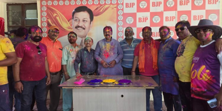 🎨 सांसद निवास सेक्टर-5 में रंगों की धूम, सांसद विजय बघेल ने परिवार और समर्थकों संग खेली होली