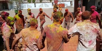 वर्दी में अनुशासन और रंगों में अपनापन दुर्ग पुलिस ने इस बार होली का रंग कुछ अलग अंदाज़ में दिखाया है.