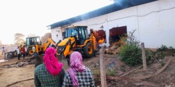 उतई की राम जानकी राइस मिल में अज्ञात कारणों से लगी भीषण आग 5 घंटे की कड़ी मशक्कत से 3 दमकल और 20 टैंकर पानी से पाया काबू, फायर फाइटरों की टीम ने बड़ी घटना होने से टाला