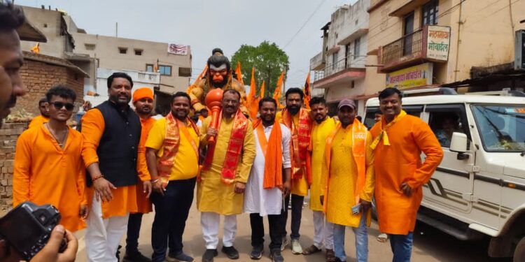 कुम्हारी में विशाल भव्य शोभा यात्रा का आयोजन विश्व हिंदू परिषद बजरंग दल के द्वारा किया गया