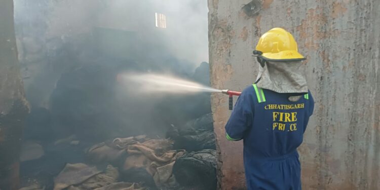 दुर्ग के श्रद्धा राइस मिल में अचानक लगी आग मच गया हड़कंप