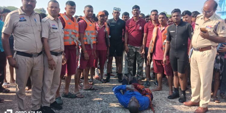 खारून नदी के तेज बहाव में उतरे SDRF के डीप डाइवर्स, 38 वर्षीय युवक का शव बरामद,,