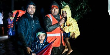 बाढ़ में फंसे 160 से भी ज़्यादा लोग, एसडीआरएफ ने रातभर चलाया रेस्क्यू ऑपरेशन, बुजुर्गों-महिलाओं और बच्चों समेत सभी सुरक्षित