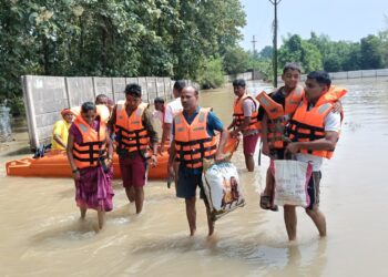 10 से 12 फीट गहरे बाढ़ के पानी में फंसे 10 लोग, बीमार महिला और दो बच्चियों समेत सभी का रेस्क्यू