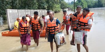 10 से 12 फीट गहरे बाढ़ के पानी में फंसे 10 लोग, बीमार महिला और दो बच्चियों समेत सभी का रेस्क्यू