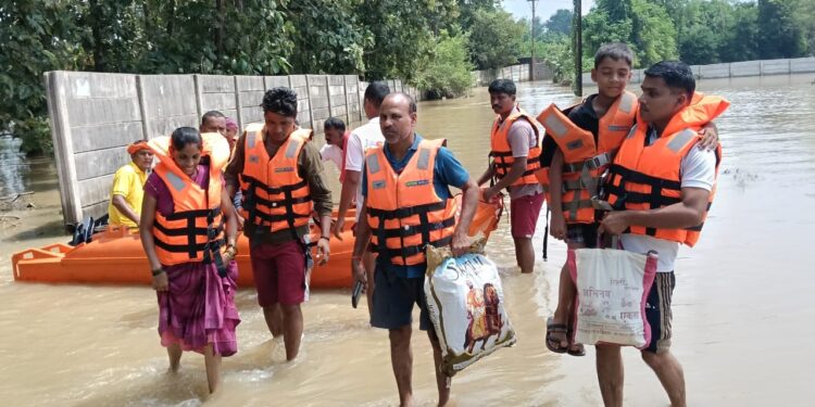 10 से 12 फीट गहरे बाढ़ के पानी में फंसे 10 लोग, बीमार महिला और दो बच्चियों समेत सभी का रेस्क्यू