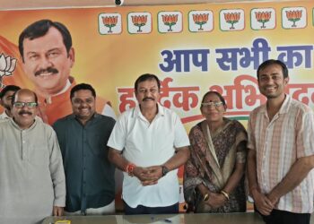 खारुन ओवरब्रिज के नीचे न सड़क न पुलिया, आवागमन में परेशानी,,
