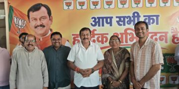 खारुन ओवरब्रिज के नीचे न सड़क न पुलिया, आवागमन में परेशानी,,