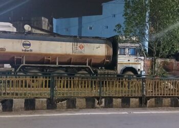 खुर्सीपार कैनाल रोड पर अवैध पार्किंग से हादसों का खतरा,