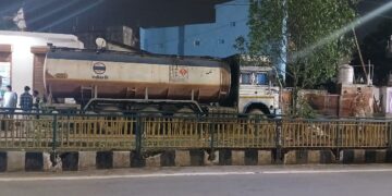 खुर्सीपार कैनाल रोड पर अवैध पार्किंग से हादसों का खतरा,